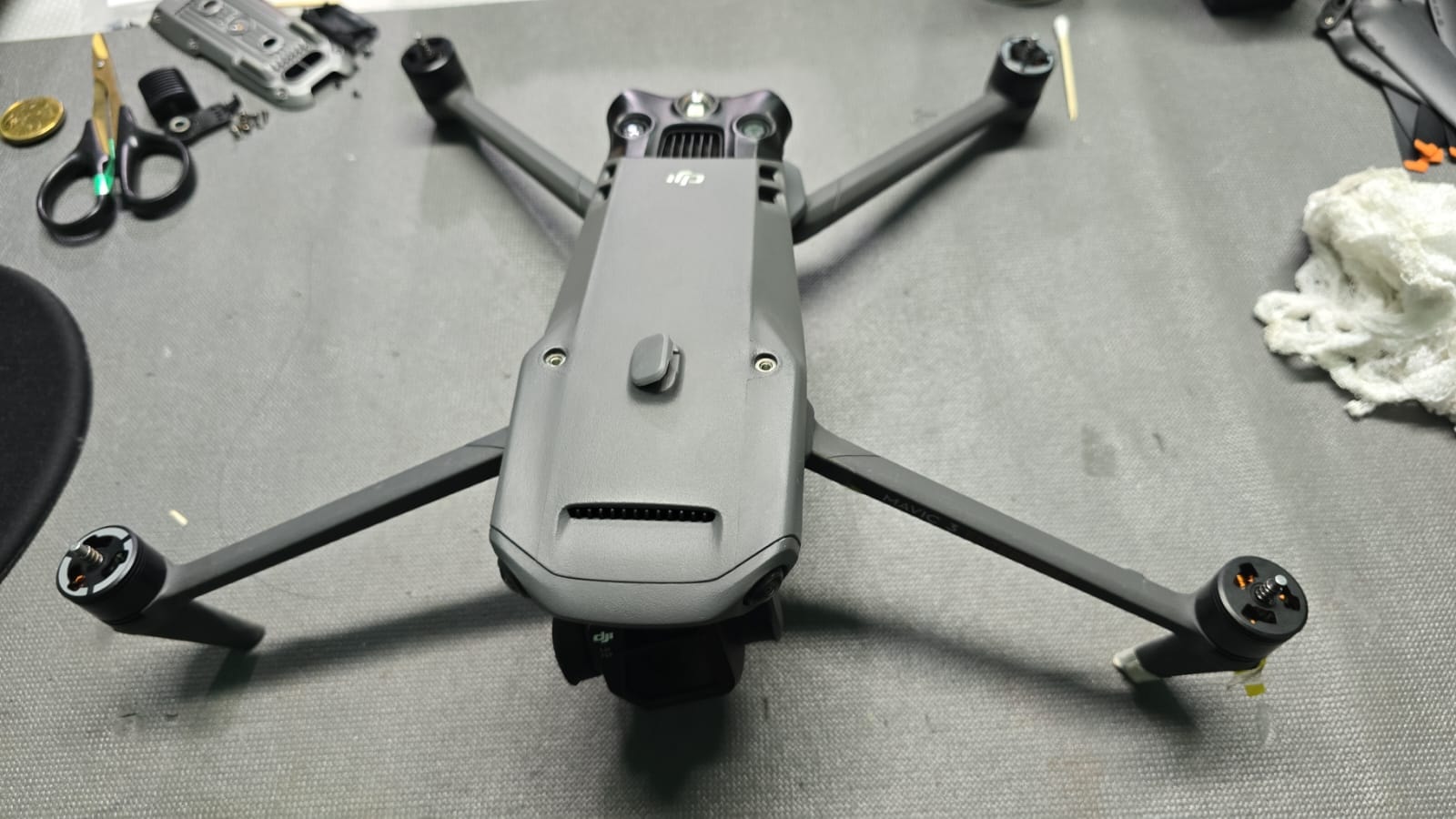 DJI drone con accesorios y repuestos originales en taller Technical Drone Guatemala