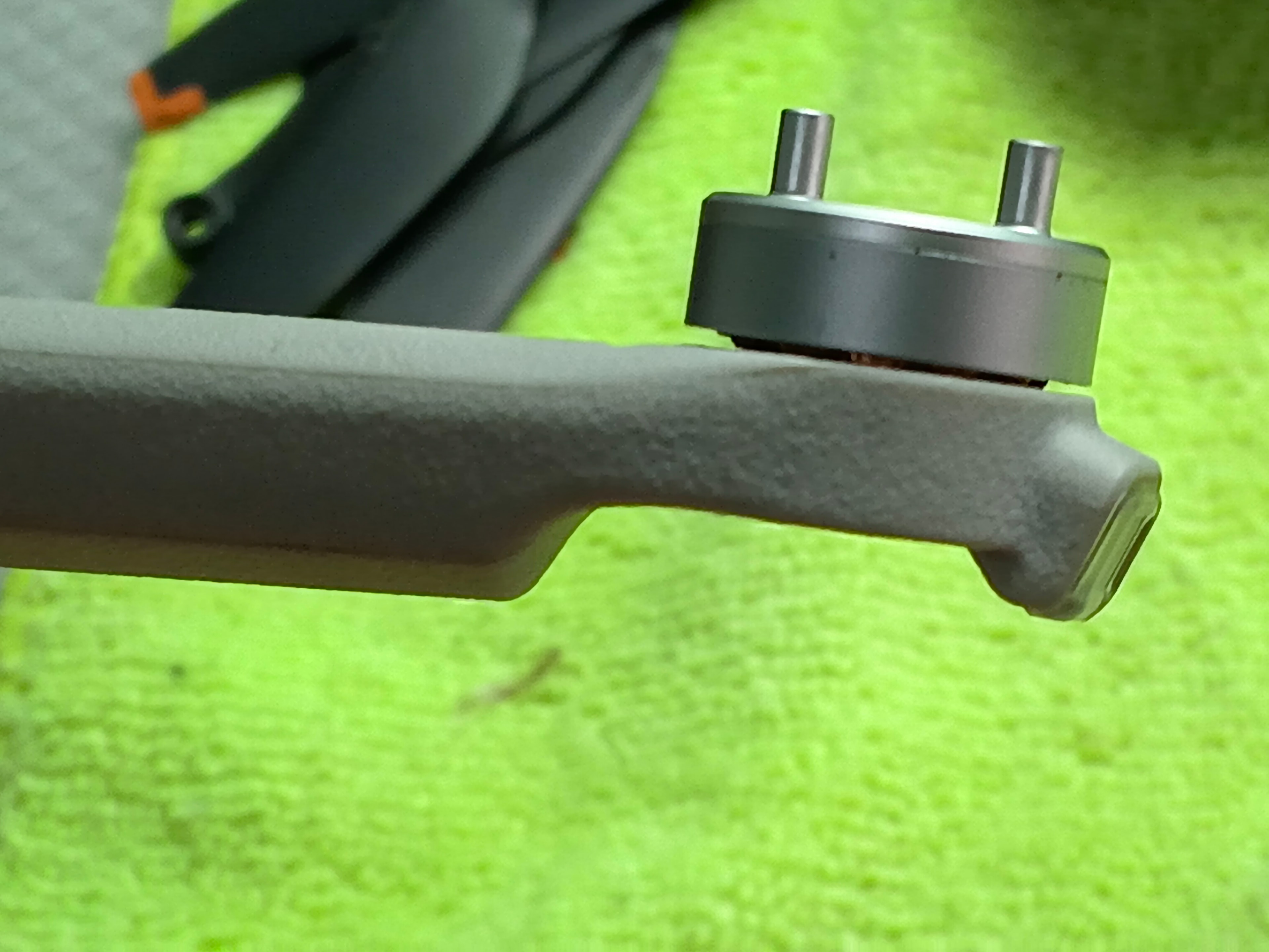 Brazo de drone con motor brushless en reparación — Technical Drone Guatemala